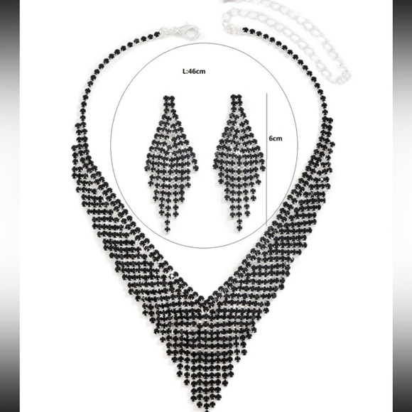 Gorgeous Rhinestone Statement Necklace & Earrings Set - Picture 4 of 4